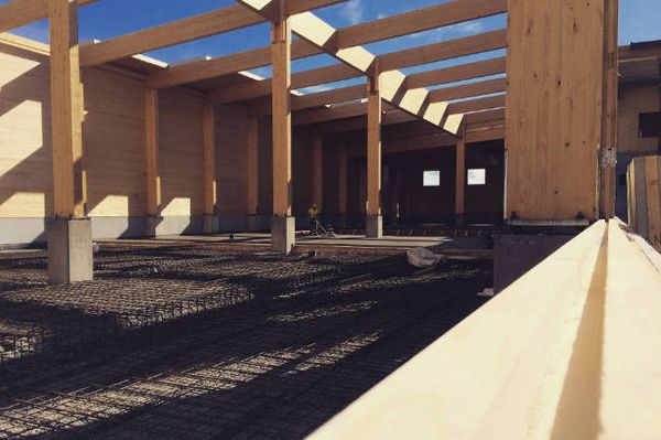 Teollisuushallin lattia