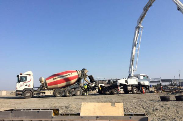 Betonipumppu ja kuljetusauto