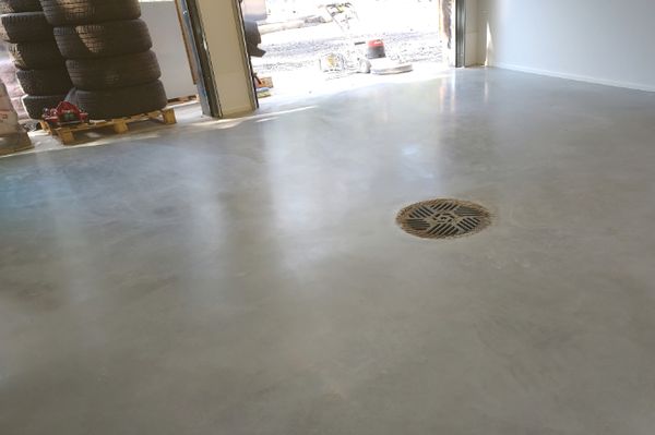 Autotallin kiillotettu betonilattia